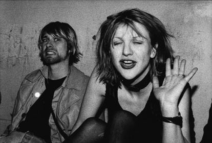 Kurt Cobain y Courtney Love en el 'backstage' durante un concierto de Mudhoney en Los Ángeles en 1992.
