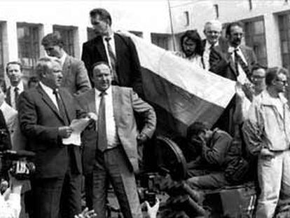 Subido en un tanque, Borís Yeltsin se dirige a la multitud ante la Casa Blanca de Moscú el 19 de agosto de 1991.