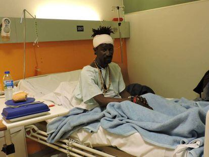 Arona Diakhate, en la cama del hospital en el que está ingresado.