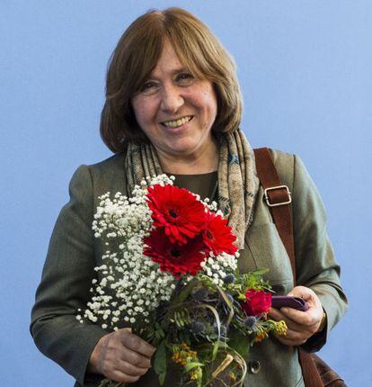 Svetlana Alexiévich, en la conferencia de prensa, ayer en Berlín.