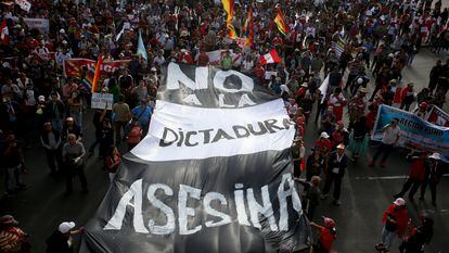 Manifestantes en Lima, Perú.