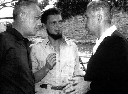 Giulio Einaudi, Carlos Barral y Claude Gallimard, fotografiados en los Encuentros de Formentor en los años sesenta.