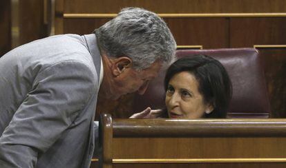 Pedro Quevedo conversa con Margarita Robles.