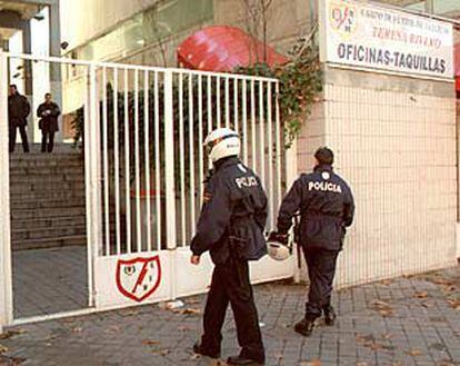 Agentes de la Policía Nacional vigilaban la entrada de las oficinas del Rayo Vallecano, tras el robo.