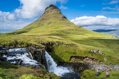 Una de las raridades geológicas de Islandia, la montaña que protege el pueblo pesquero de Grundarfjördur.