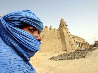 Un tuareg junto a la mezquita de Tombuct&uacute;, en marzo de 2004. 
