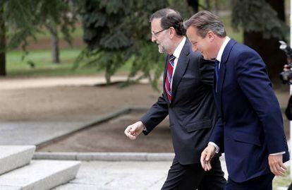 El presidente del Gobierno espa&ntilde;ol, Mariano Rajoy  recibe al primer ministro brit&aacute;nico, David Cameron, en septiembre de 2015