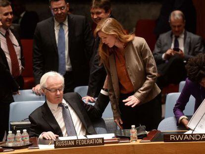 La embajadora de EE UU en la ONU, Samantha Power, habla con Vitaly Churkin, su hom&oacute;logo ruso.