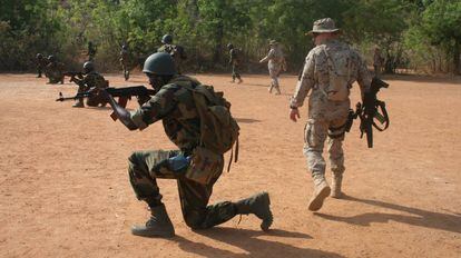 Entrenamiento de soldados malienses por militares espa&ntilde;oles del Mando de Operaciones Especiales, en la Escuela Militar de Koulikor&oacute;.