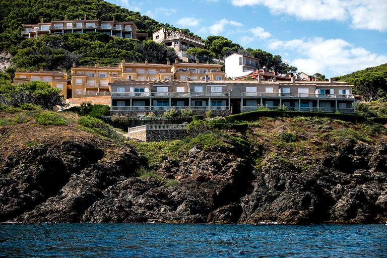 Complejo de apartamentos en primera línea de costa en la zona de Punta de Sa Nau en Begur, en la Costa Brava.