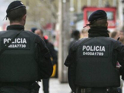 Dos mossos a Barcelona.