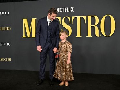 Bradley Cooper y su hija, Lea de Seine, en el pase de la película 'Maestro' en el Museo de la Academia de Cine de Los Ángeles, el 12 de diciembre de 2023.