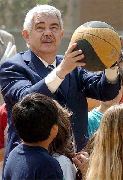 Maragall juega al baloncesto con un grupo de niños durante su visita al colegio público Mare Nostrum del barrio barcelonés de Horta.