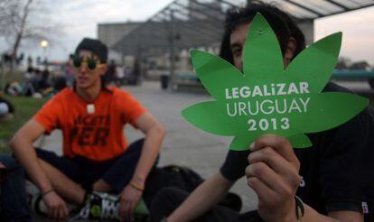 Manifestantes a favor de la legalizaci&oacute;n de la marihuana frente al Parlamento en Montevideo. 
