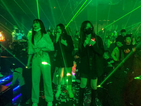 Jóvenes en una discoteca de Wuhan, en la provincia china de Hubei, el jueves.