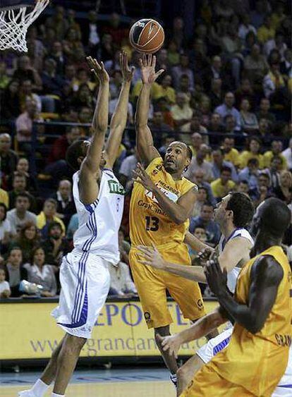 Marcus Norris, del Kalise Gran Canaria, lanza a canasta ante Winston, del Real Madrid