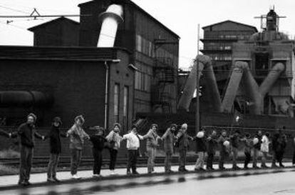 Cadena humana de protesta contra el desmantelamiento industrial de Duisburgo en 1984.