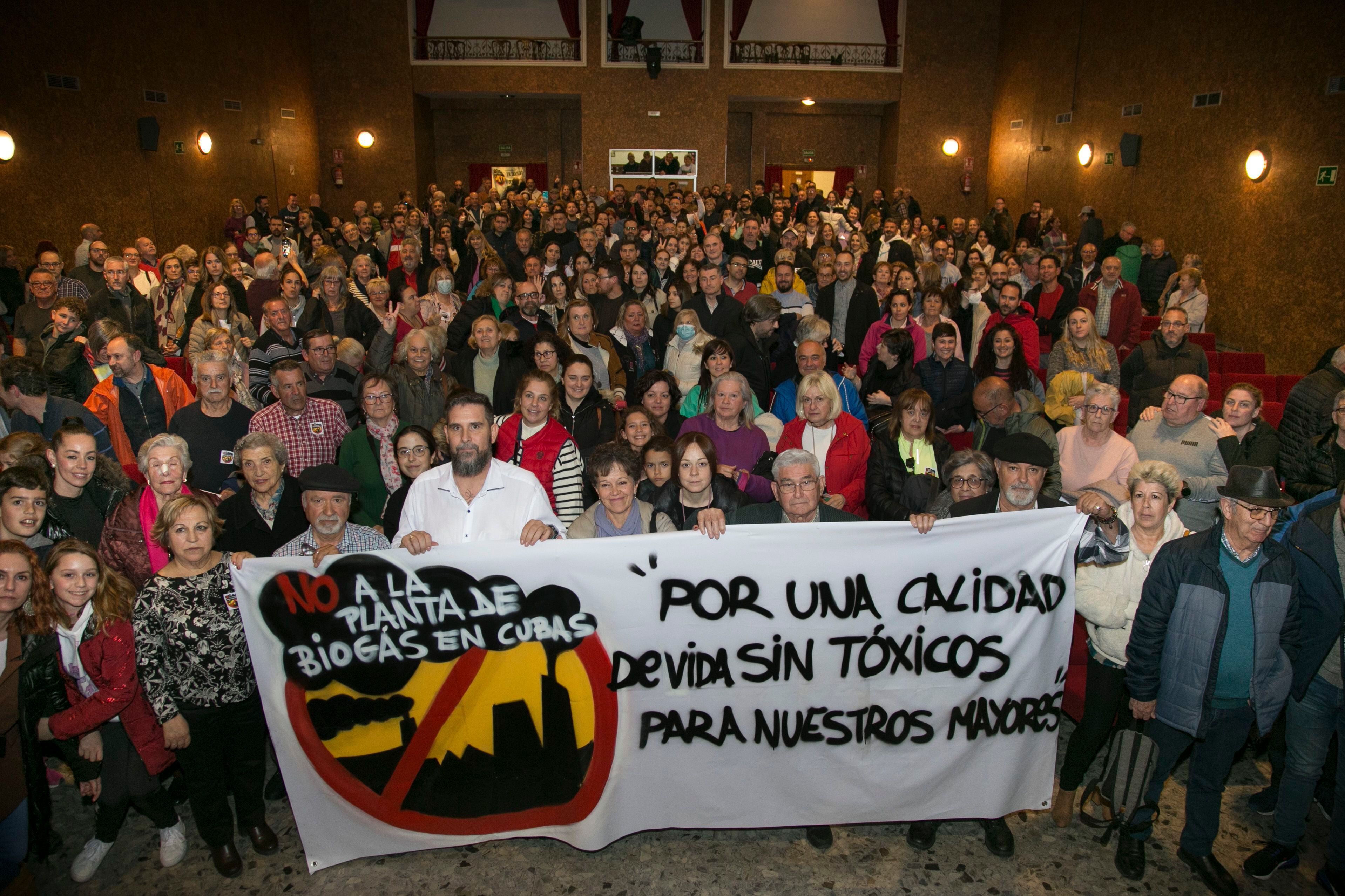 Concentración de vecinos de Torrejón de La Calzada, para movilizarse en contra de la instalación de una estación de Biogás, en el municipio vecino de Cubas de la Sagra.