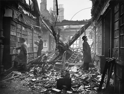 La biblioteca de Holland House, en Kensington (Londres), tras el largo bombardeo alemán de octubre de1940.