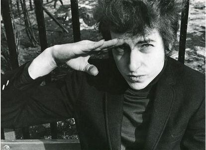 Fred McDarrah retrató a Bob Dylan sentado al sol en un banco de Sheridan Square, en 1965. La foto se exhibe en la galería Steven Kasher.
