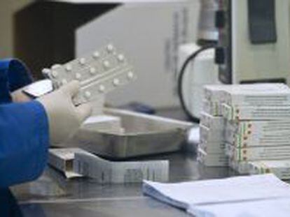 Una empleada de un laboratorio realiza controles de medicamentos.