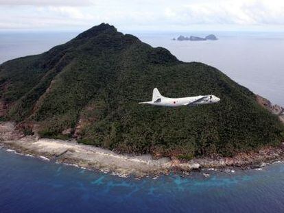 Un avi&oacute;n japon&eacute;s sobrevuela una de las islas en disputa. 