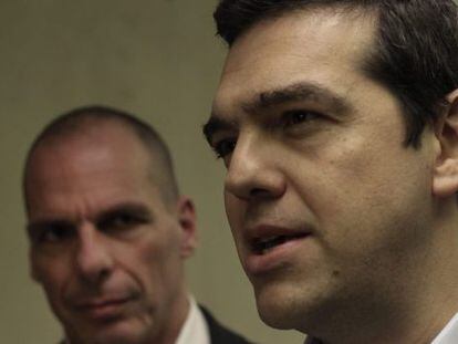 El primer ministro griego, Alexis Tsipras (d), se dirige a los medios junto al ministro de Finanzas, Yanis Varufakis (i).