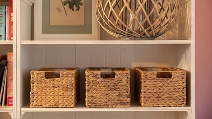Las cestas de mimbre sirven para almacenar enseres en estanterías del salón, el baño o dentro de los cajones de la cocina.