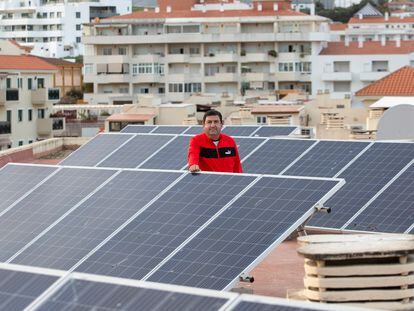 Francisco Aliaga, posa, el pasado mayo, como presidente de una comunidad de vecinos de Estepona (Málaga) que ha logrado compensar el gasto eléctrico con la energía excedente.



