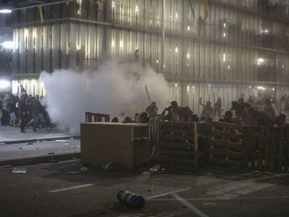 Enfrentamientos entre los Mossos y los manifestantes en el aeropuerto de Barcelona. 