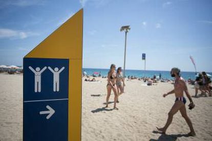 Cartel informativo en la entrada de la playa nudista de la Mar Bella, en Barcelona.