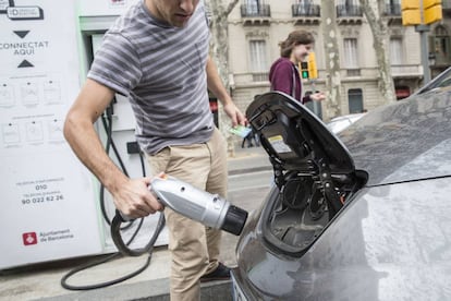 Recarga de la batería de un coche eléctrico en Barcelona.