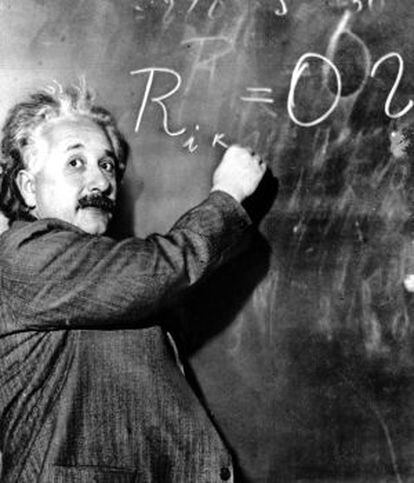 Albert Einstein, trabajando en una ecuación para determinar la densidad de la Vía Láctea