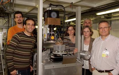 El equipo de investigadores del ESRF, en Grenoble, junto a un fragmento de cráneo de <i>Homo sapiens</i> de hace entre 90.000 y 100.000 años colocado en el soporte de meustras