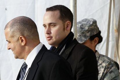 Adrian Lamo sale de los juzgados tras testificar contra Manning. 