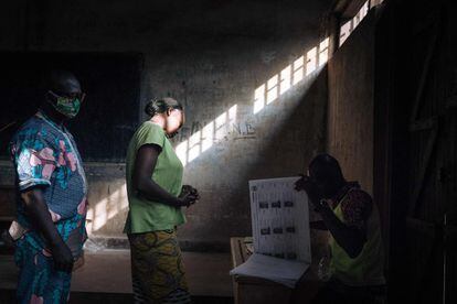 Votantes en un colegio electoral en Bangui, República Centroafricana. Los colegios electorales han cerrado y ya ha comenzado el recuento en las elecciones presidenciales de la República Centroafricana, unos comicios marcados por la amenaza de la coalición de grupos armados de tomar la capital, Bangui, y derrocar al presidente Faustin-Archange Touadéra.