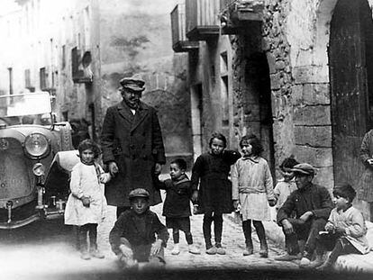 Albert Einstein rodeado de niños en un rincón de Barcelona, en febrero de 1923.