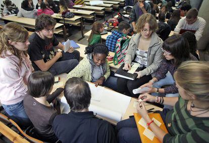 Estudiantes del nuevo grado en un grupo de la facultad de Biol&oacute;gicas de Valencia adaptado a la docencia participativa del Plan Bolonia, en 2009.