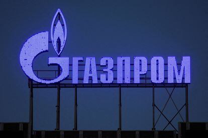 Estructura con el logo de Gazprom en un centro de negocios en San Petersburgo.