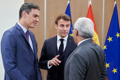 Sánchez, Macron y Costa, este jueves, en Bruselas.