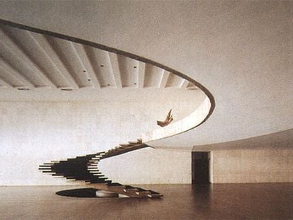 Escalera del Palacio Itamaraty en Brasilia (1961), obra de Oscar Niemeyer.