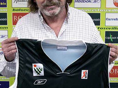 Manel Comas, cuando fichó por el Caja San Fernando.