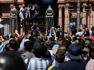 Centenares de aficionados fuera de la Casa Rosada, donde se encuentra el velatorio de Maradona. 