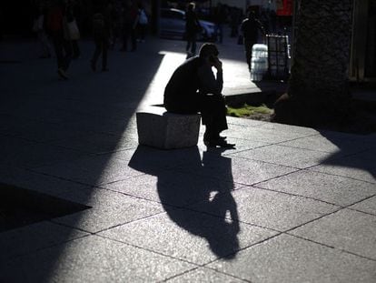 La silueta de un hombre y su sombra.