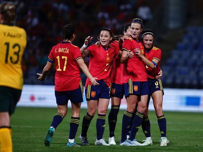 Las jugadoras de España celebran uno de los goles contra Australia, este sábado en Huelva.