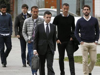 Jordi Figueras (d), Antonio Amaya (2d), Ivan Amaya (4d) y Jorge Molina (i), acompa&ntilde;ados de su abogado, a su llegada al juzgado de Pamplona en 2015.