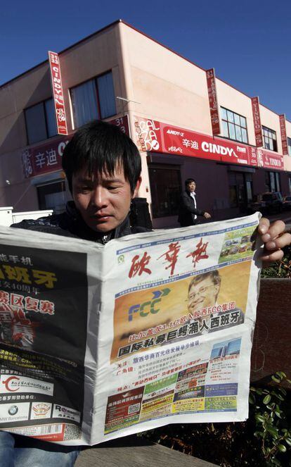 Un trabajador chino lee un diario en Cobo Calleja (Fuenlabrada, Madrid).