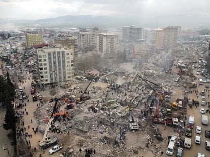 Una imagen tomada con un dron muestra la destrucción que ha provocado el terremoto en la ciudad turca de Kahramanmaras.