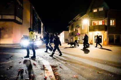 Police officers investigate the center of Kongsberg, Norway, after a violent crime, this Wednesday.