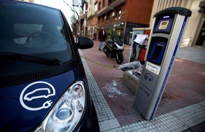 Un vehículo eléctrico enchufado ayer a un punto de carga en la calle de Santa Engracia, en el centro de la capital.